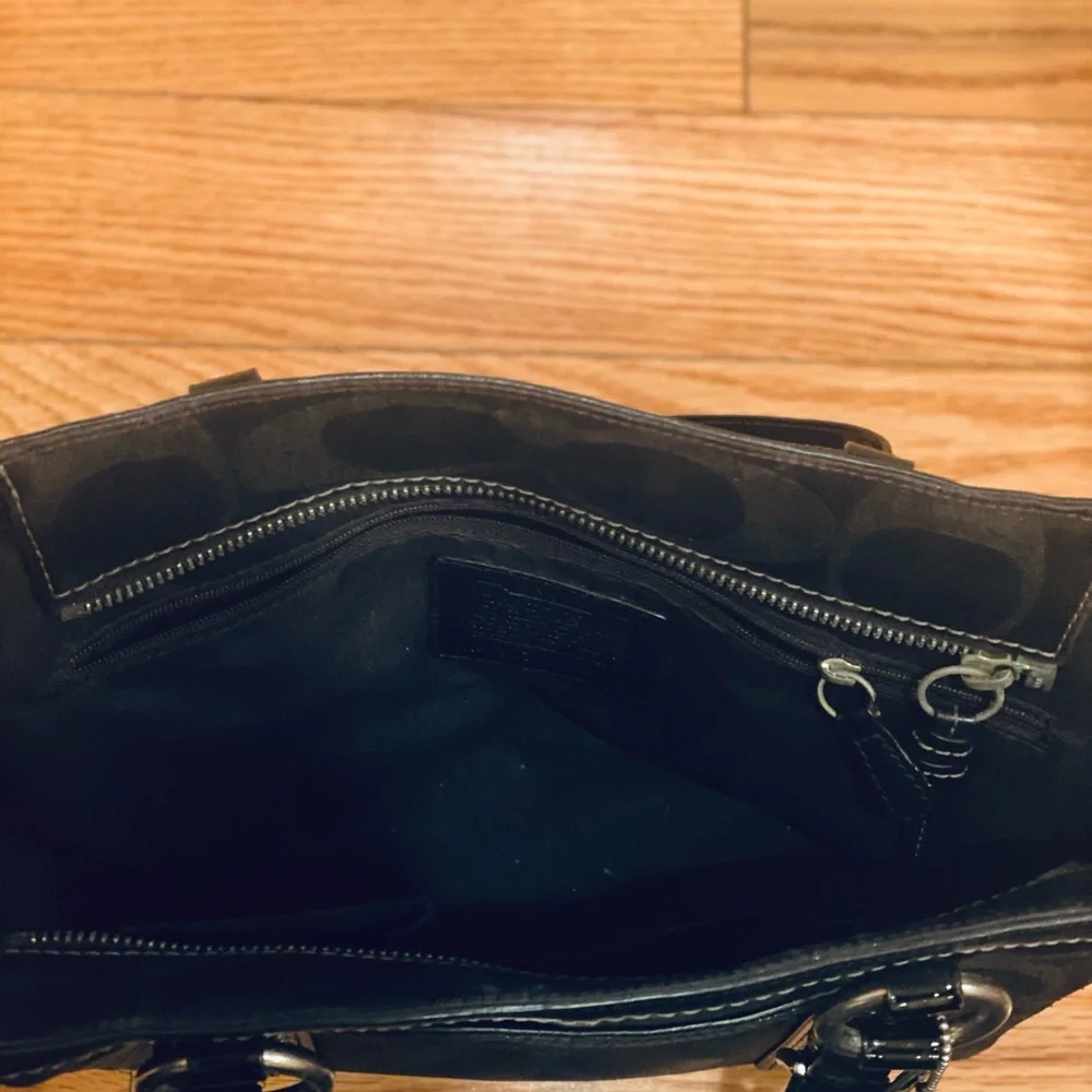 Designer Coach Tote Handbag. Black Color - Picture 3 of 4